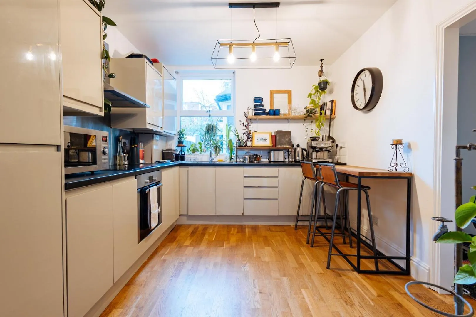 Unique Private Apartment W/ Easy Access To Central London