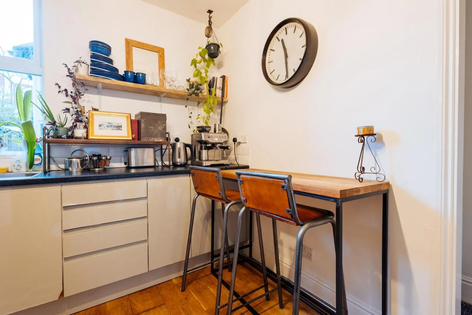 Unique Private Apartment W/ Easy Access To Central London